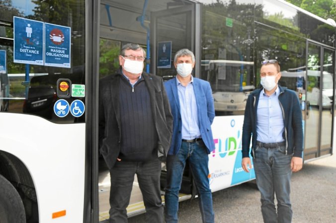 Retour à la normale sur le réseau de transport TudBus.  De gauche à droite, Michel Bannalec, adjoint à l’urbanisme ; Frédéric Péron, directeur de l’entreprise le Cœur ; Mathieu Guillou, responsable du réseau Tud’bus. (Le Télégramme/Catherine Merrer) 